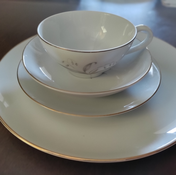 4 pc Kaysons Fine China Golden Rhapsody dinner set - Picture 5 of 11